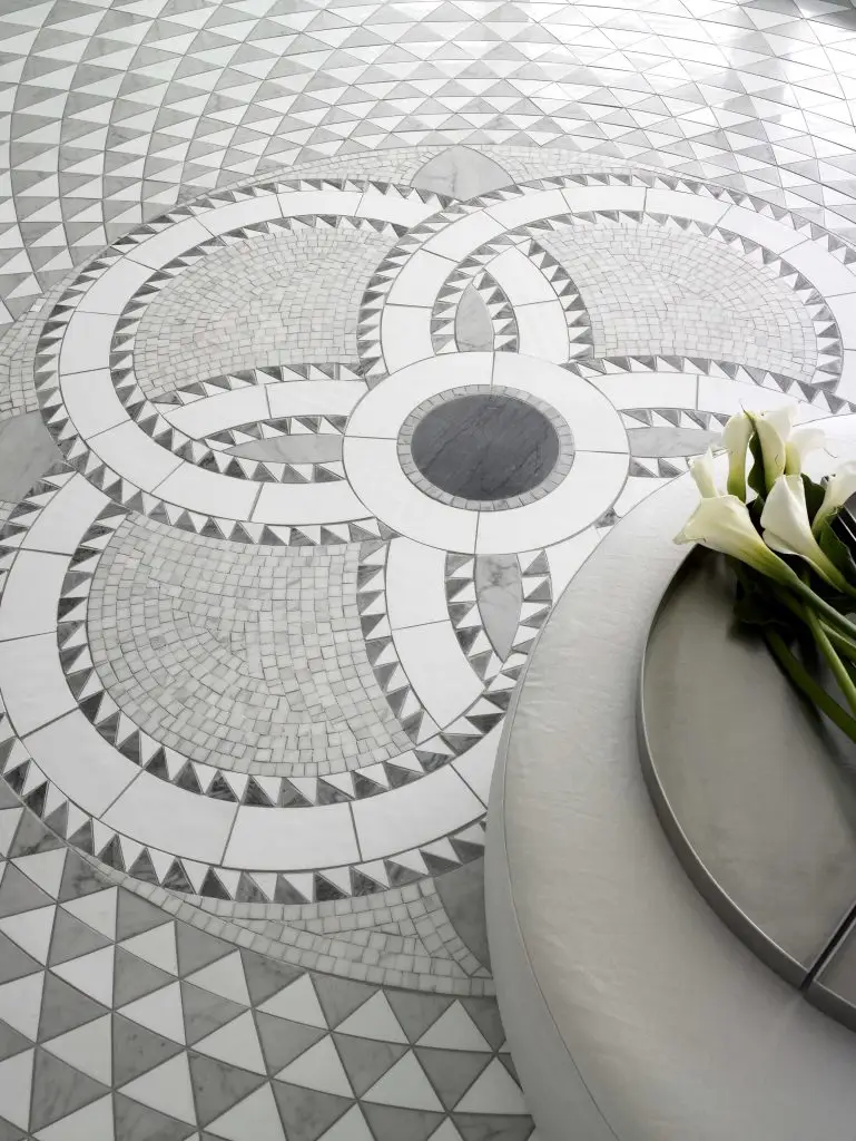 mosaique grise et blanche