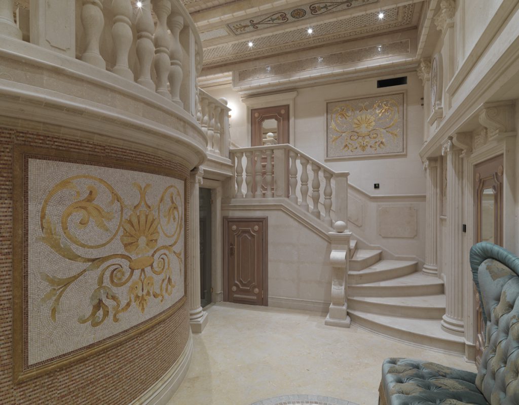 escaliers en marbre et mosaique murale