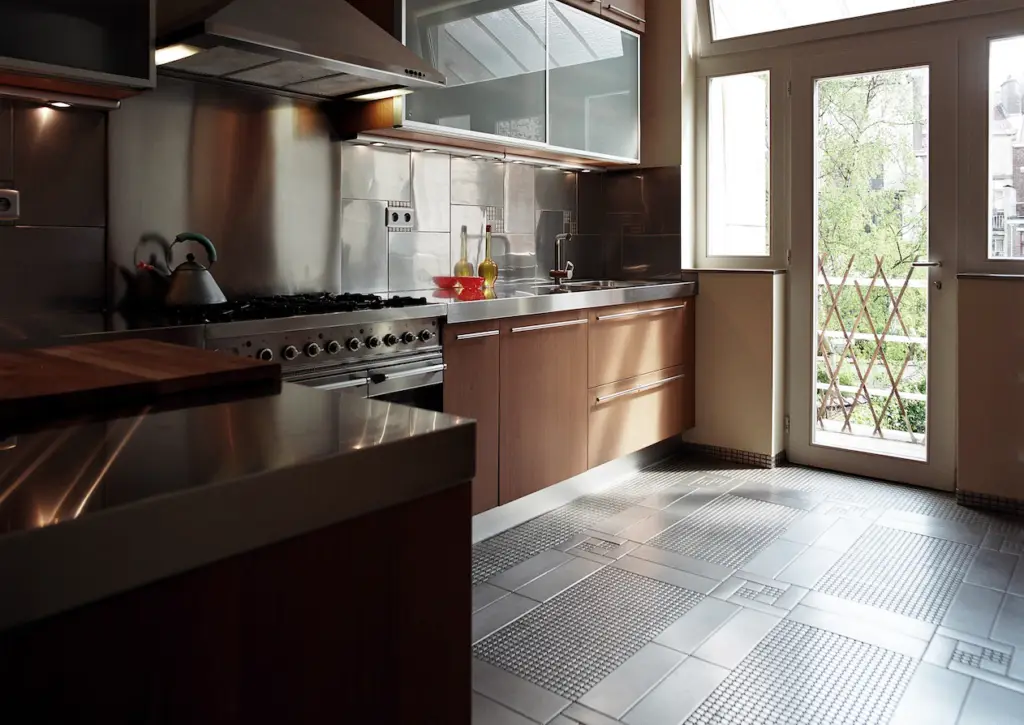 cuisine avec mosaique en inox mommma
