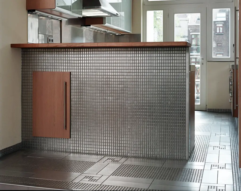 bar de cuisine avec mosaique en inox