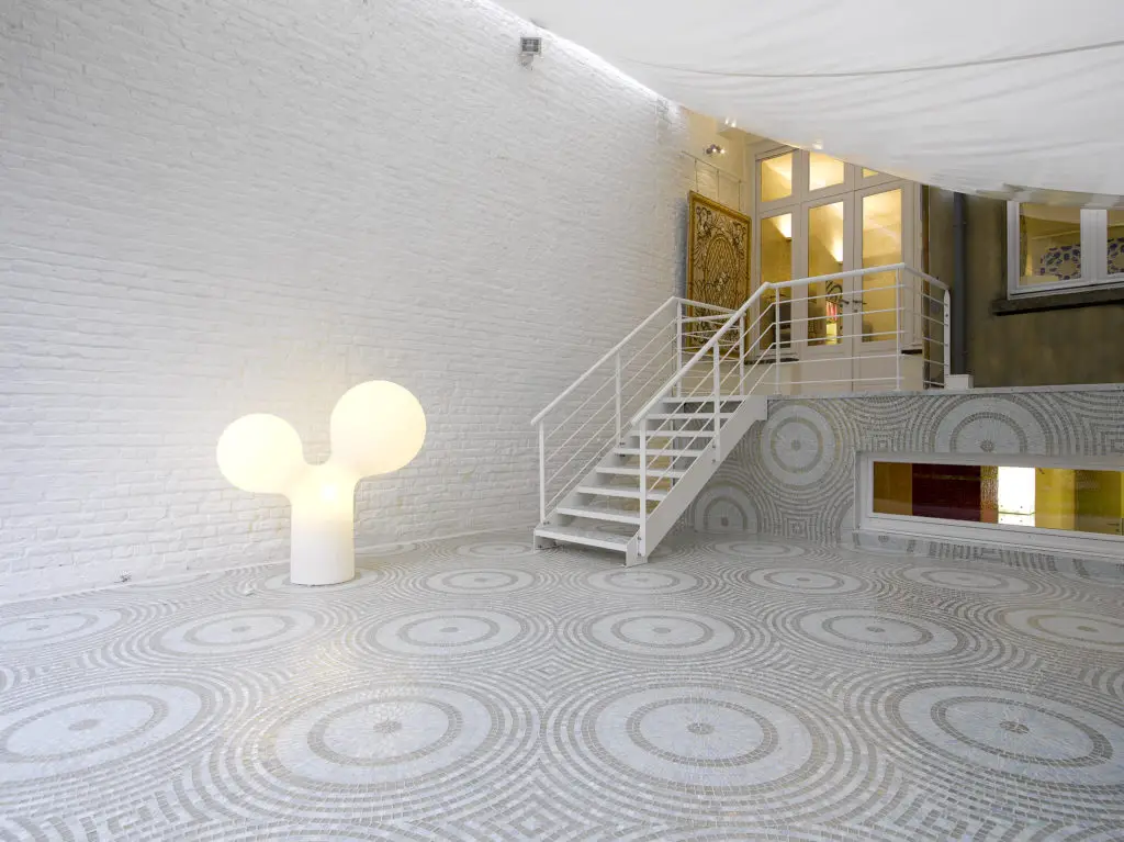 grande terrasse moderne avec mosaique motifs cercles