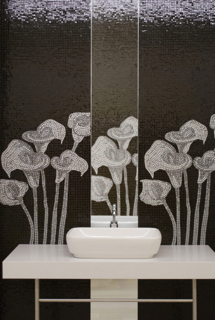 salle de bain en mosaique de verre avec motif fleurs