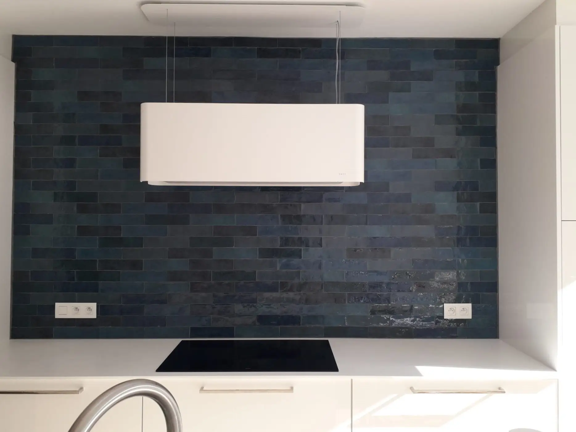 cuisine avec mur en carrelage bleu