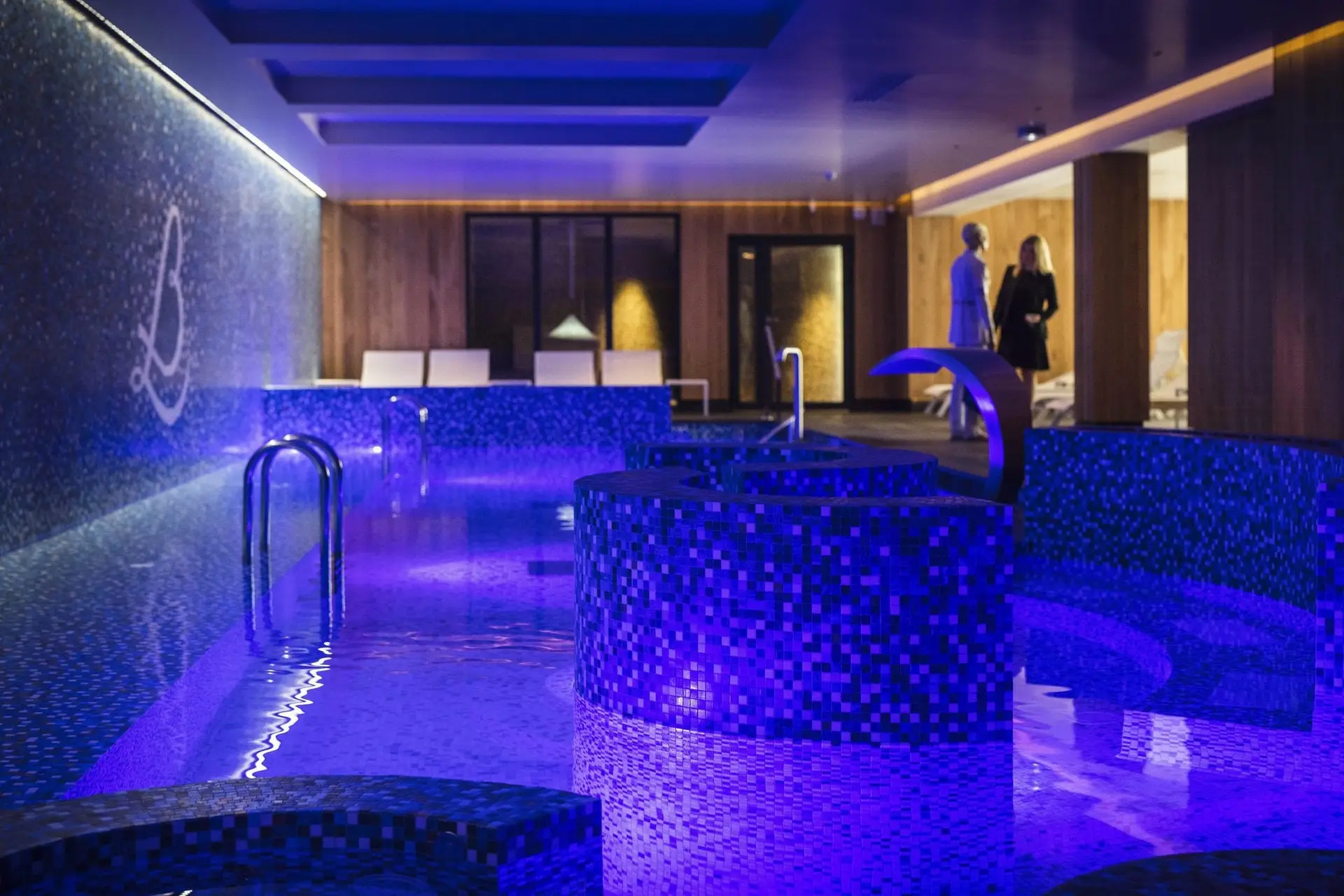 piscine interieure avec belle mosaique