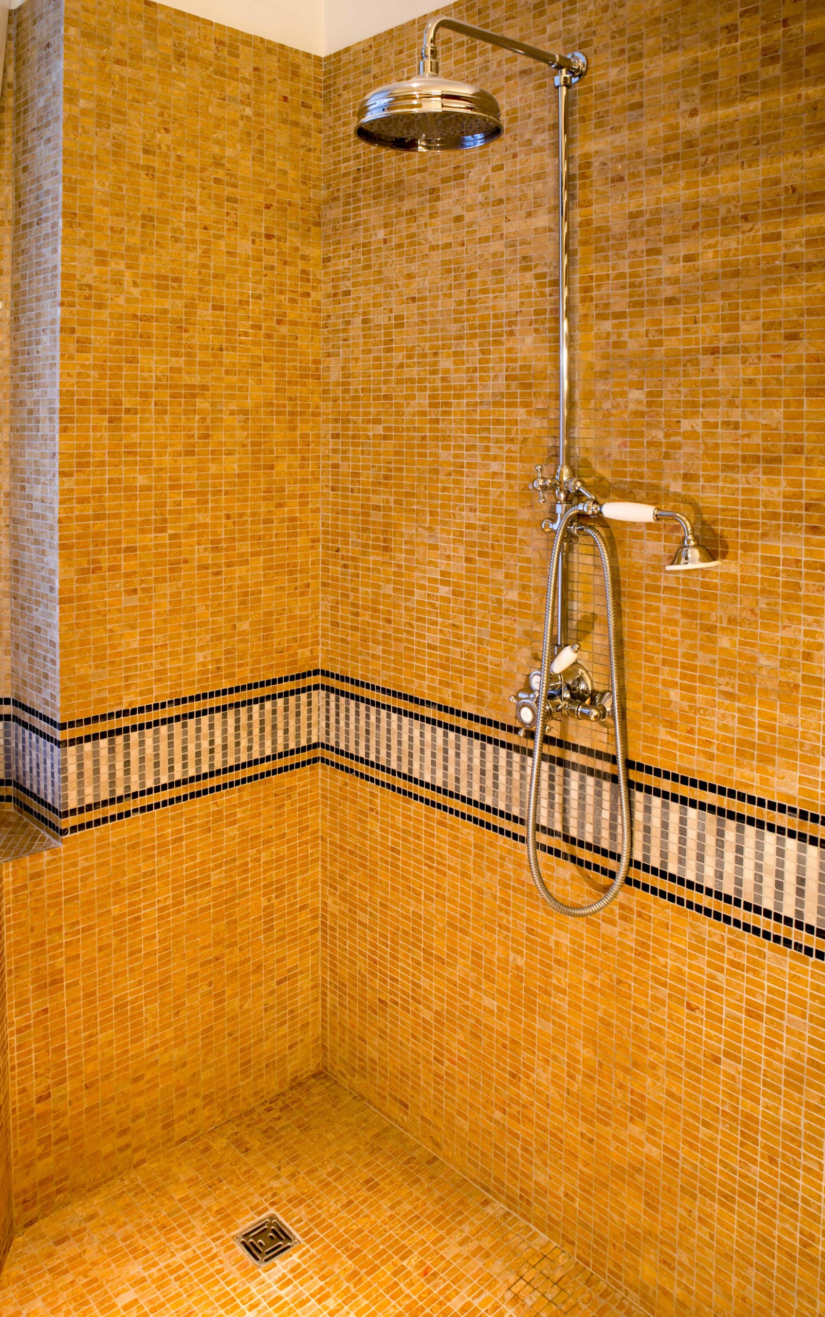 salle de bain renovee en mosaique de marbre