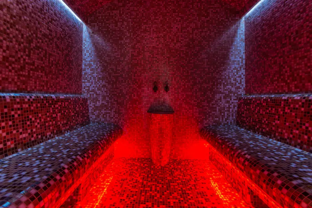 hammam en mosaique de verre rouge