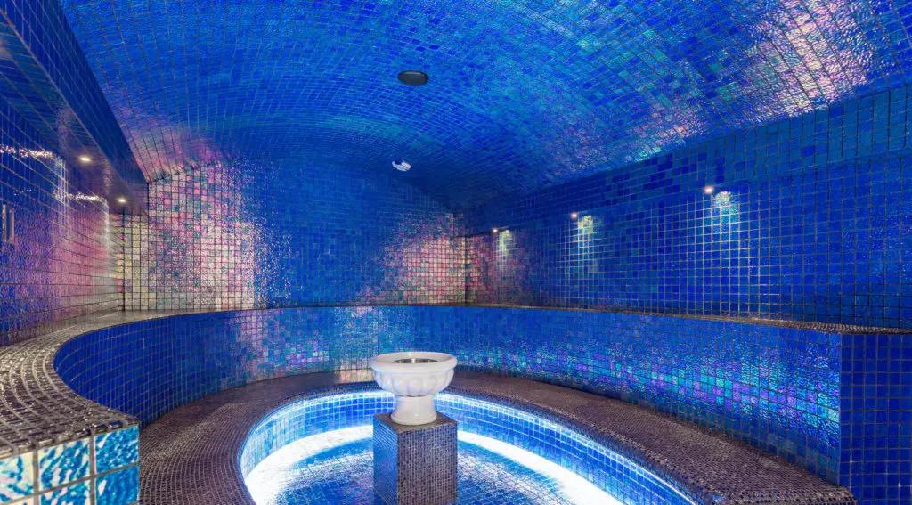 hammam bleu nuit avec banquettes