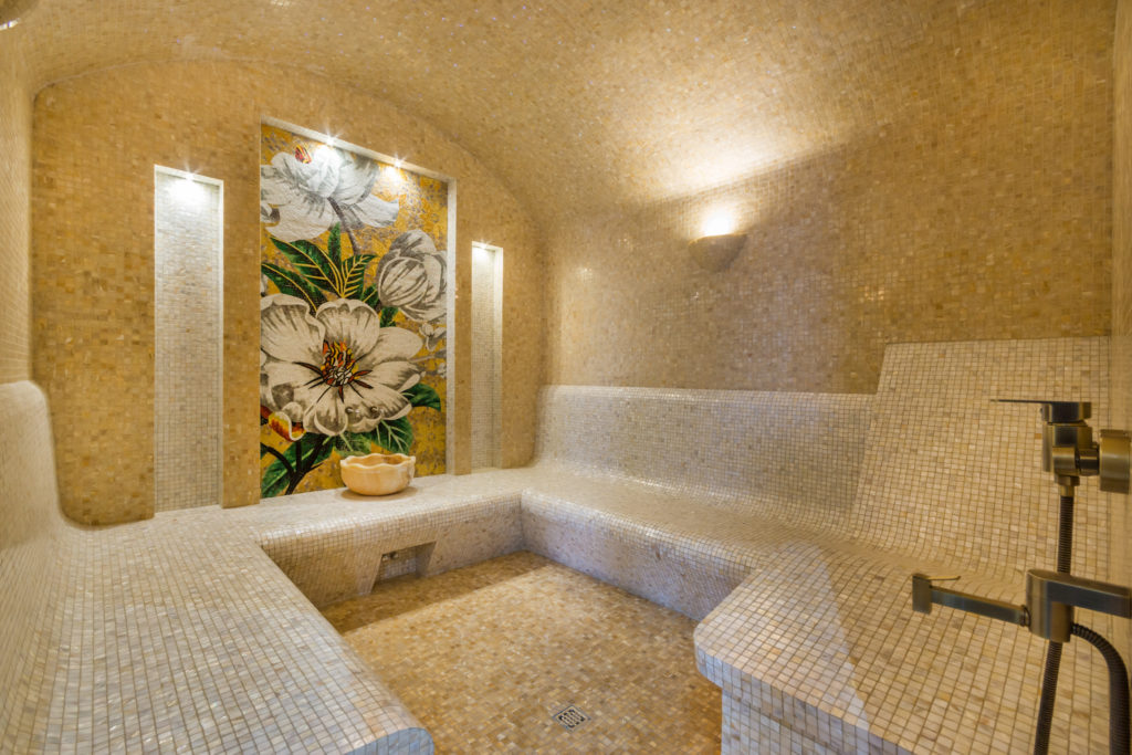 hammam en mosaique avec decors floral