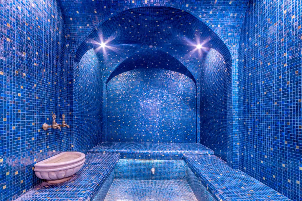 hammam oriental avec mosaique bleue