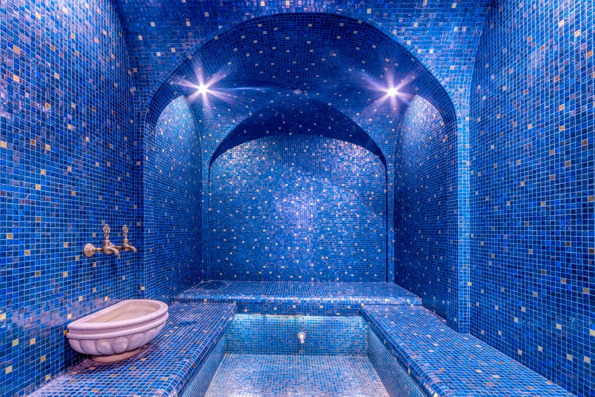hammam orientale avec mosaique bleu
