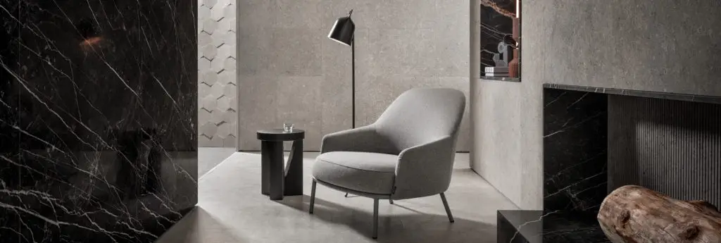 chaise dans un salon en marbre