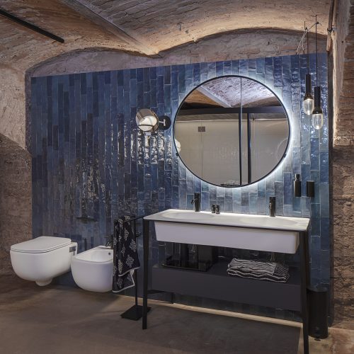 salle de bain avec carrelage couleur bleu marine